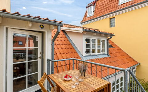 Edel - 250M from the Sea: Deur, Beits, Balkon, Dek, Kamerplant, Hardwood, Bloempot, Buitenmeubels, Leuning, Daylighting