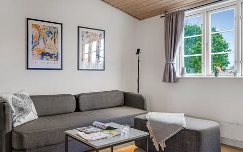 Edel - 250M from the Sea: Meubilair, Interieur Ontwerp, Bankstel, Flooring, Verdieping, Hout, Woonkamer, Kamer, Tafel