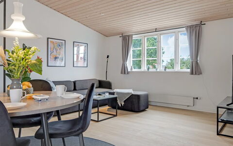 Edel - 250M from the Sea: Meubilair, Interieur Ontwerp, Bankstel, Flooring, Hout, Plafond, Woonkamer, Verdieping, Kamer, Tafel
