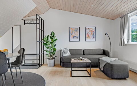 Edel - 250M from the Sea: Meubilair, Interieur Ontwerp, Flooring, Bankstel, Verdieping, Hout, Woonkamer, Houten Vloer, Tafel, Huis
