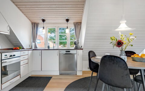 Edel - 250M from the Sea: Flooring, Hout, Interieur Ontwerp, Houten Vloer, Verdieping, Plafond, Meubilair, Keuken, Huis, Keuken En Eettafel