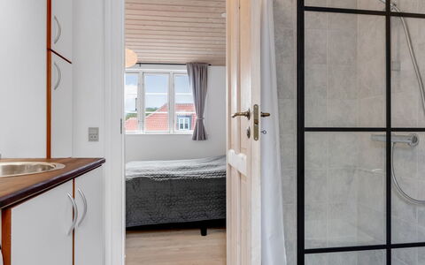 Edel - 250M from the Sea: Hout, Flooring, Verdieping, Interieur Ontwerp, Slaapkamer, Plafond, Kamer, Bed, Appartement, Beits