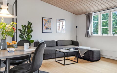 Edel - 250M from the Sea: Meubilair, Interieur Ontwerp, Bankstel, Flooring, Muur, Woonkamer, Verdieping, Hout, Plafond, Tafel