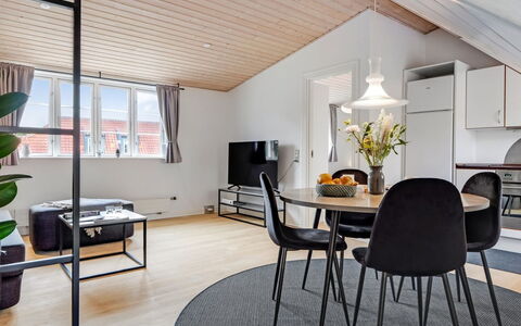 Edel - 250M from the Sea: Meubilair, Interieur Ontwerp, Flooring, Hout, Plafond, Verdieping, Lichte Inrichting, Huis, Woonkamer, Tafel