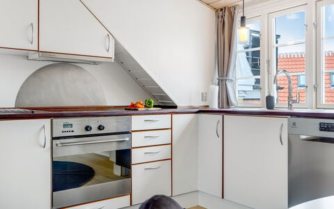 Edel - 250M from the Sea: Flooring, Hout, Interieur Ontwerp, Verdieping, Keuken, Plafond, Countertop, Houten Vloer, Major Appliance, Meubilair