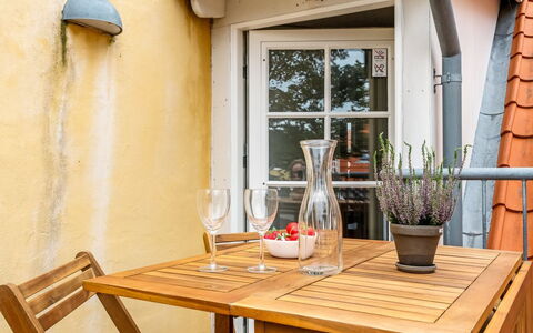 Edel - 250M from the Sea: Meubilair, Tafel, Stoel, Hout, Buitenmeubels, Keuken En Eettafel, Buitentafel, Interieur Ontwerp, Bloempot, Eetkamer