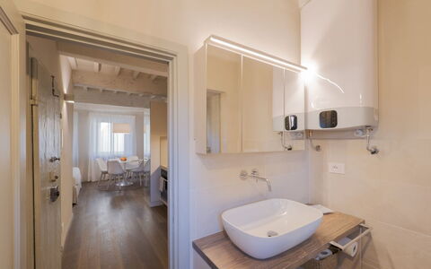 Guelfa 60: Interieur Ontwerp, Flooring, Muur, Verdieping, Hout, Loodgieterswerkinrichting, Plafond, Kamer, Badkamer, Verlichting