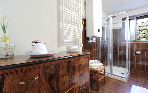 Villa Rosa Apartment: Interieur Ontwerp, Flooring, Loodgieterswerkinrichting, Hout, Verdieping, Cabinetry, Meubilair, Badkamerkast, Verlichting, Badkamer