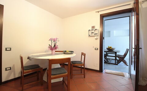 Villa Rosa Apartment: Interieur Ontwerp, Flooring, Meubilair, Hout, Verdieping, Plafond, Keuken En Eettafel, Tafel, Eetkamer, Verlichting