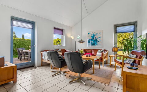 Mainio - 800M from the Sea: Meubilair, Interieur Ontwerp, Flooring, Verdieping, Stoel, Hout, Plafond, Tafel, Bankstel, Woonkamer