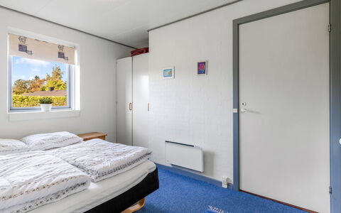 Mainio - 800M from the Sea: Verdieping, Slaapkamer, Plafond, Kamer, Bed, Bedding, Bed Frame, Laken, Daylighting, Gips