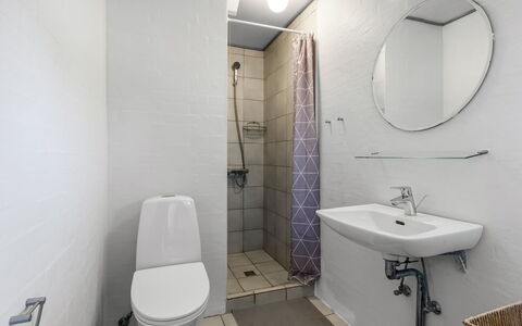 Mainio - 800M from the Sea: Wc Bril, Toilet, Loodgieterswerkinrichting, Badkamer, Flooring, Muur, Verdieping, Interieur Ontwerp, Wastafel In De Badkamer, Wastafel