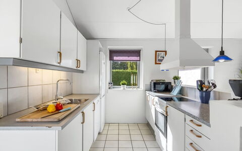 Mainio - 800M from the Sea: Keuken, Interieur Ontwerp, Countertop, Flooring, Plafond, Toestel Van De Keuken, Verdieping, Major Appliance, Lichte Inrichting, Cabinetry