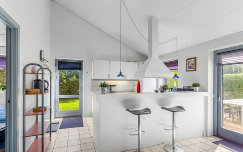 Mainio - 800M from the Sea: Interieur Ontwerp, Flooring, Meubilair, Keuken, Plafond, Verdieping, Lichte Inrichting, Stoel, Huis, Verlichting