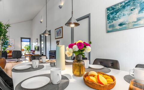 Mainio - 800M from the Sea: Meubilair, Interieur Ontwerp, Huis, Flooring, Tafel, Keuken En Eettafel, Stoel, Verdieping, Woonkamer, Plafond