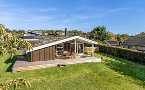 Quanna - 450M from the Sea: Verblijf, Backyard, Werf, Garden Gebouwen, Schuur, Siding, Buitenmeubels, Blokhut, Outdoor Structuur, Keet