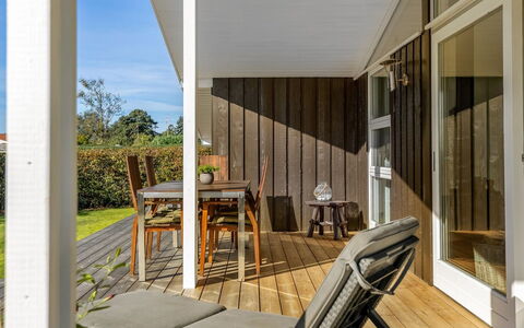 Quanna - 450M from the Sea: Verblijf, Backyard, Werf, Garden Gebouwen, Schuur, Siding, Buitenmeubels, Blokhut, Outdoor Structuur, Keet