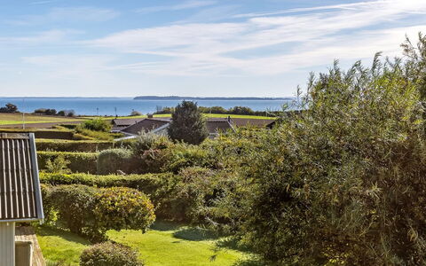 Quanna - 450M from the Sea: Verblijf, Backyard, Werf, Garden Gebouwen, Schuur, Siding, Buitenmeubels, Blokhut, Outdoor Structuur, Keet