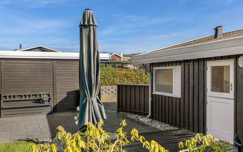 Quanna - 450M from the Sea: Verblijf, Backyard, Werf, Garden Gebouwen, Schuur, Siding, Buitenmeubels, Blokhut, Outdoor Structuur, Keet