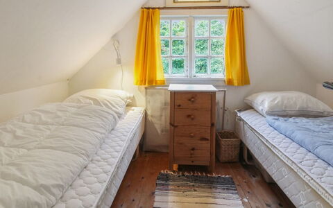 Thorfrid - 1Km from the Sea: Hout, Slaapkamer, Bed, Interieur Ontwerp, Meubilair, Verdieping, Flooring, Huis, Bed Frame, Bedding