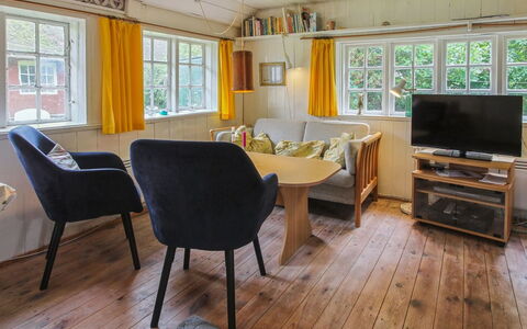 Thorfrid - 1Km from the Sea: Hout, Interieur Ontwerp, Meubilair, Verdieping, Hardwood, Beits, Plafond, Verblijf, Ontwerp, Vernis