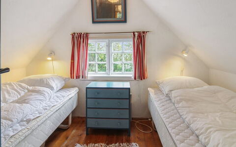 Thorfrid - 1Km from the Sea: Hout, Bed, Slaapkamer, Interieur Ontwerp, Plafond, Meubilair, Verdieping, Bedding, Bed Frame, Laken