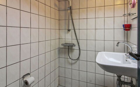 Thorfrid - 1Km from the Sea: Badkamer, Loodgieterswerkinrichting, Muur, Wastafel In De Badkamer, Wastafel, Flooring, Kraan, Loodgieter, Interieur Ontwerp, Verdieping