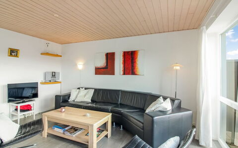 Syriel - 700M from the Sea: Dak, Huis, Huis, Verblijf, Deur, Siding, Dek, Veranda, Plank, Hardwood
