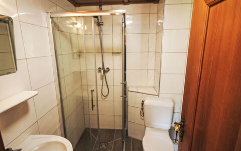 Gortipohl 620: Badkamer, Wastafel In De Badkamer, Loodgieterswerkinrichting, Verdieping, Flooring, Wc Bril, Toilet, Interieur Ontwerp, Wastafel, Kamer