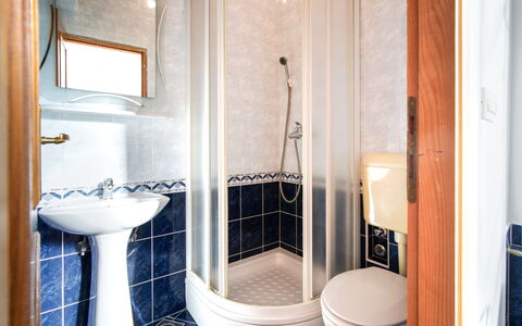 Plavi: Loodgieterswerkinrichting, Badkamer, Wastafel In De Badkamer, Flooring, Verdieping, Interieur Ontwerp, Wastafel, Loodgieter, Kamer, Toilet