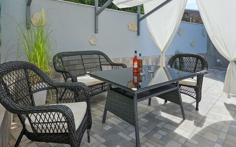 Vinovac: Meubilair, Stoel, Tafel, Buitenmeubels, Interieur Ontwerp, Buitentafel, Flooring, Verdieping, Koffietafel, Wicker