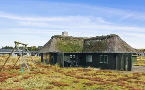 Asel - 1Km from the Sea: Verblijf, Backyard, Werf, Garden Gebouwen, Schuur, Siding, Buitenmeubels, Blokhut, Outdoor Structuur, Keet