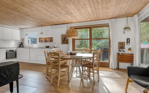 Ingamaj - 4Km from the Sea: Meubilair, Flooring, Interieur Ontwerp, Verdieping, Houten Vloer, Hout, Plafond, Stoel, Keuken En Eettafel, Lichte Inrichting