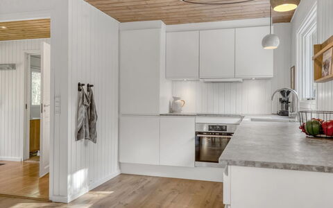 Ingamaj - 4Km from the Sea: Flooring, Interieur Ontwerp, Keuken, Verdieping, Hout, Houten Vloer, Countertop, Plafond, Toestel Van De Keuken, Meubilair