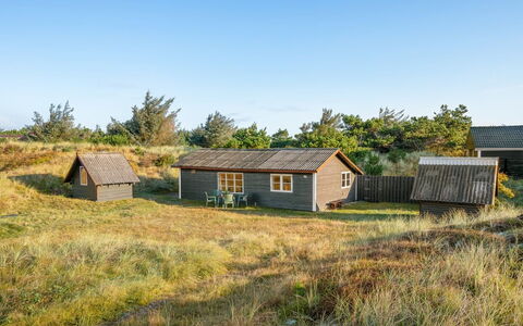 Acucena - 500M from the Sea: Verblijf, Backyard, Werf, Garden Gebouwen, Schuur, Siding, Buitenmeubels, Blokhut, Outdoor Structuur, Keet