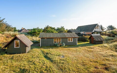 Acucena - 500M from the Sea: Verblijf, Backyard, Werf, Garden Gebouwen, Schuur, Siding, Buitenmeubels, Blokhut, Outdoor Structuur, Keet