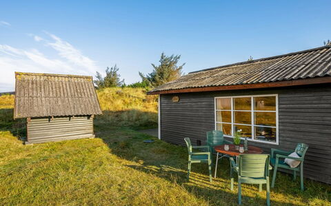 Acucena - 500M from the Sea: Verblijf, Backyard, Werf, Garden Gebouwen, Schuur, Siding, Buitenmeubels, Blokhut, Outdoor Structuur, Keet