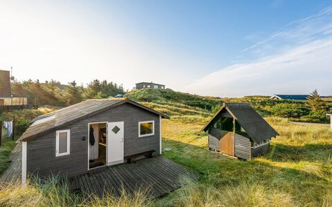 Acucena - 500M from the Sea: Verblijf, Backyard, Werf, Garden Gebouwen, Schuur, Siding, Buitenmeubels, Blokhut, Outdoor Structuur, Keet
