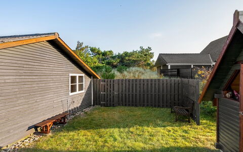Acucena - 500M from the Sea: Verblijf, Backyard, Werf, Garden Gebouwen, Schuur, Siding, Buitenmeubels, Blokhut, Outdoor Structuur, Keet