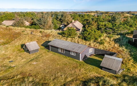 Acucena - 500M from the Sea: Verblijf, Backyard, Werf, Garden Gebouwen, Schuur, Siding, Buitenmeubels, Blokhut, Outdoor Structuur, Keet
