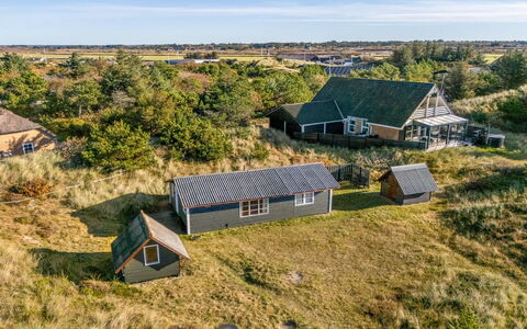 Acucena - 500M from the Sea: Verblijf, Backyard, Werf, Garden Gebouwen, Schuur, Siding, Buitenmeubels, Blokhut, Outdoor Structuur, Keet