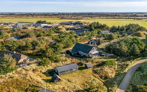Acucena - 500M from the Sea: Verblijf, Backyard, Werf, Garden Gebouwen, Schuur, Siding, Buitenmeubels, Blokhut, Outdoor Structuur, Keet
