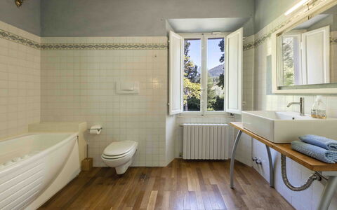 Villa Tambellini De Fondra: Interieur Ontwerp, Loodgieterswerkinrichting, Muur, Flooring, Badkamer, Verdieping, Kraan, Plafond, Wastafel, Loodgieter
