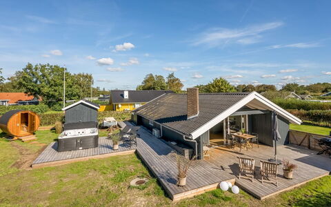 Thamina - 200M to the Fjord: Huis, Dak, Huis, Deur, Verblijf, Schaduw, Tuin, Groundcover, Veranda, Werf