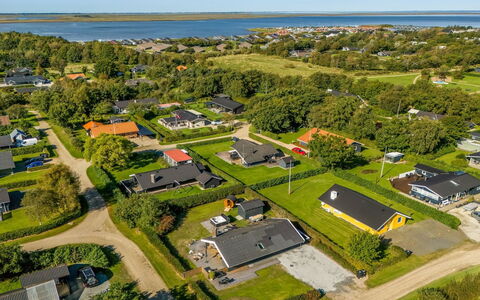 Thamina - 200M to the Fjord: Huis, Dak, Huis, Deur, Verblijf, Schaduw, Tuin, Groundcover, Veranda, Werf