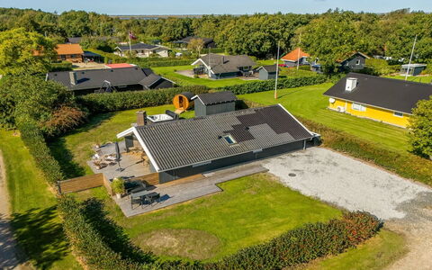 Thamina - 200M to the Fjord: Huis, Dak, Huis, Deur, Verblijf, Schaduw, Tuin, Groundcover, Veranda, Werf
