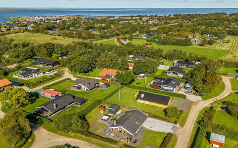 Thamina - 200M to the Fjord: Huis, Dak, Huis, Deur, Verblijf, Schaduw, Tuin, Groundcover, Veranda, Werf