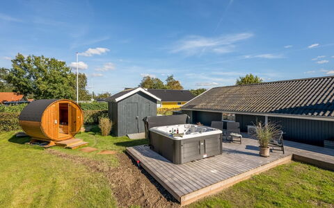 Thamina - 200M to the Fjord: Huis, Dak, Huis, Deur, Verblijf, Schaduw, Tuin, Groundcover, Veranda, Werf