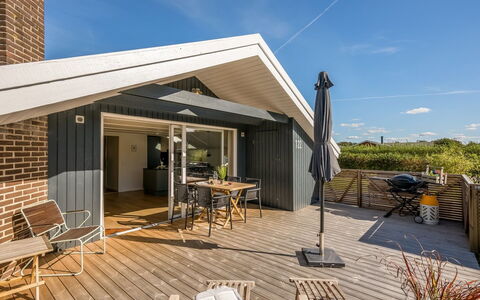 Thamina - 200M to the Fjord: Huis, Dak, Huis, Deur, Verblijf, Schaduw, Tuin, Groundcover, Veranda, Werf