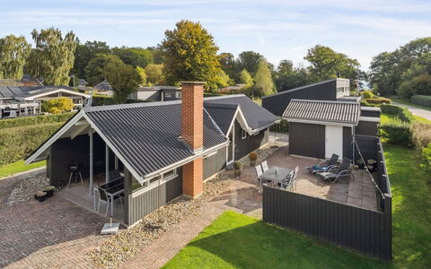 Hannah - 200M from the Sea: Huis, Huis, Deur, Dak, Verblijf, Landgoed, Tuin, Schaduw, Siding, Werf